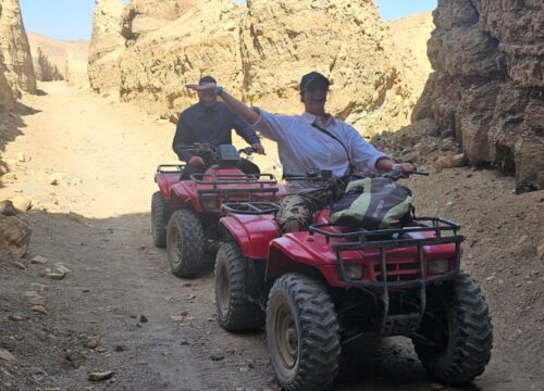 Geisterstadt mit Jeep oder mit Quad